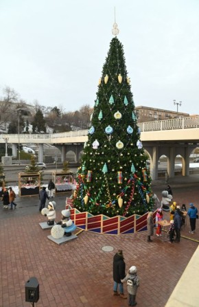 Трехдневные народные гулянья продолжаются в амфитеатре Волгограда