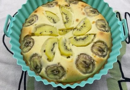 Утончённый песочный пирог с киви и сметанной заливкой