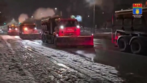 Свыше 75 спецмашин вышли на уборку мокрого снега в Волгограде