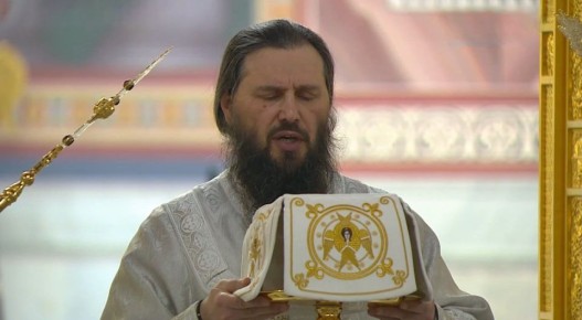 Полная версия трансляции ночной Божественной литургии в кафедральном соборе Александра Невского доступна на нашем сайте